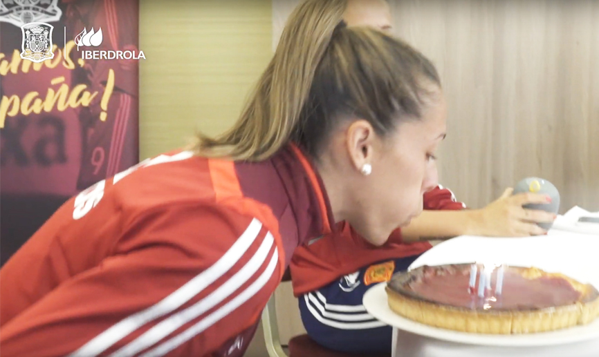 Lola gallardo sopla las velas de su tarta de cumpleaños