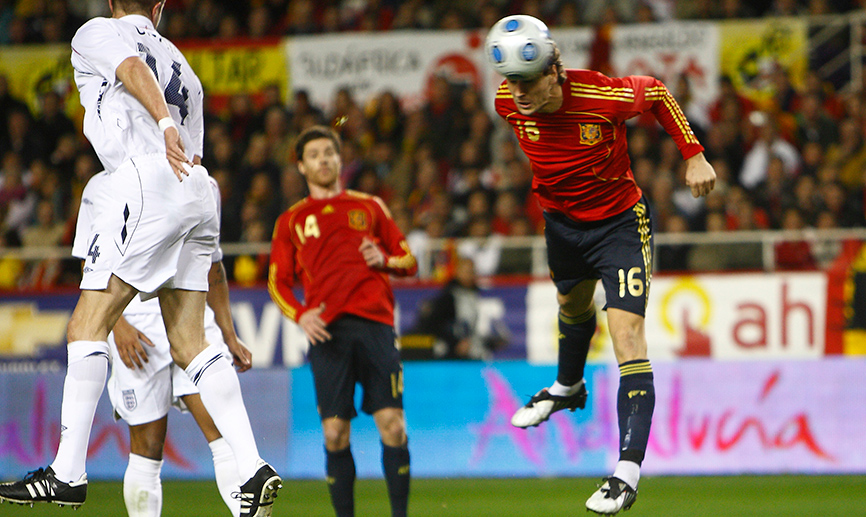 Momento del remate en el primer gol de Llorente con España