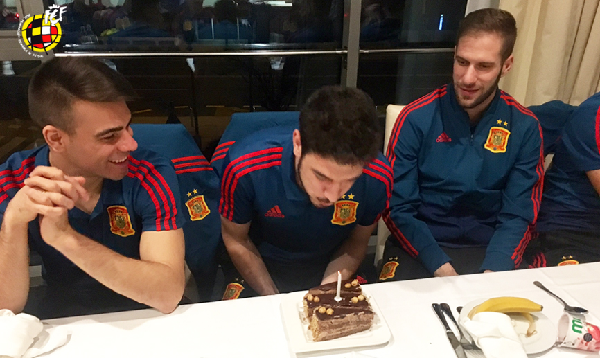 Marc Tolrà soopla las velas por su 27º cumpleaños