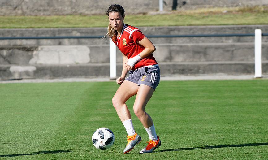 Damaris Egurrola durante el entrenamiento del equipo en Francia