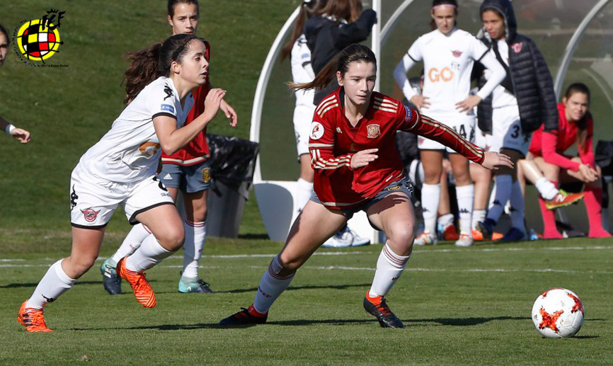 La jugadora internacional Sub-19, Damaris Egurrola, se ejercita en la Ciudad del Fútbol