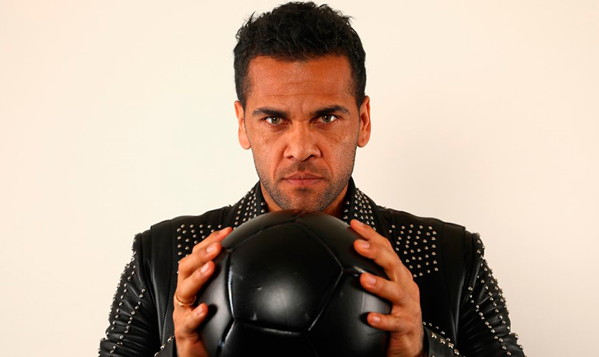 Dani Alves posando para FIFA