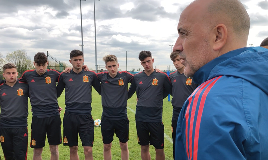 David Gordo motiva a sus jugadores antes del entrenamiento