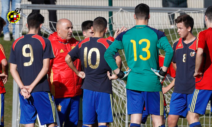 El seleccionador nacional Sub-16, David Gordo, durante un entrenamiento del equipo 