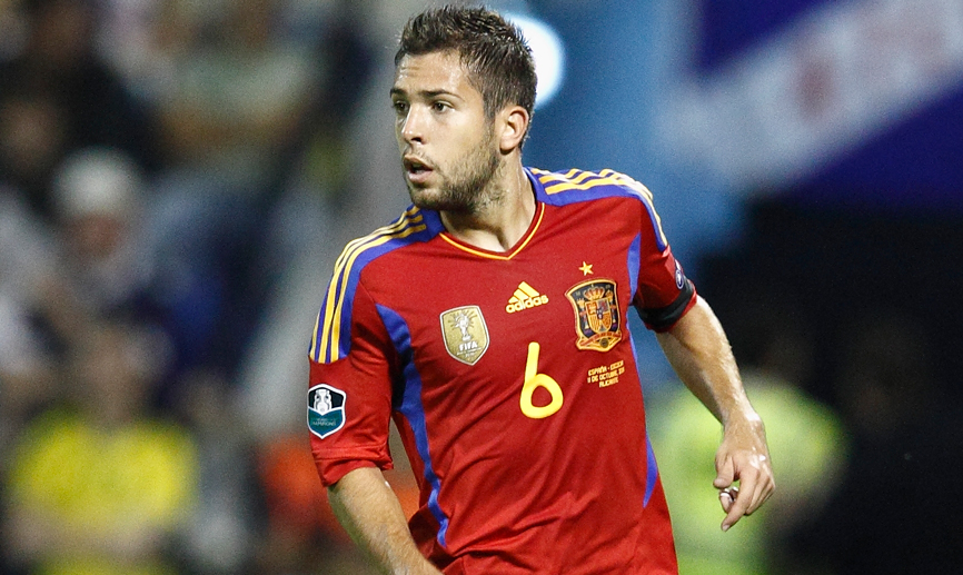 Con el dorsal número seis, Jordi Alba