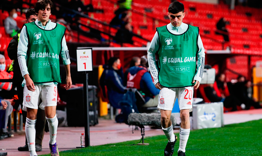 Pedri y Bryan Gil se preparan para debutar con la Selección española