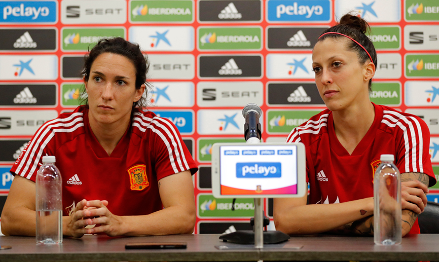 Silvia Meseguer y Jennifer Hermoso comparecen ante los periodistas en Deauville