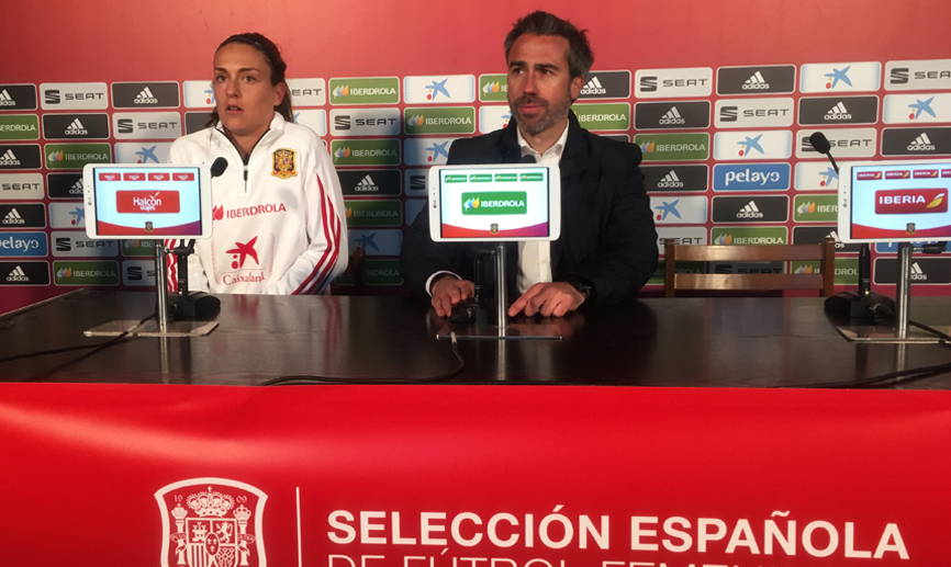 Jorge Vilda y Alexia Putellas atienden a los medios de comunicación en Don Benito 