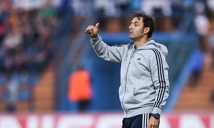 Santi Denia dirigiendo un entrenamiento