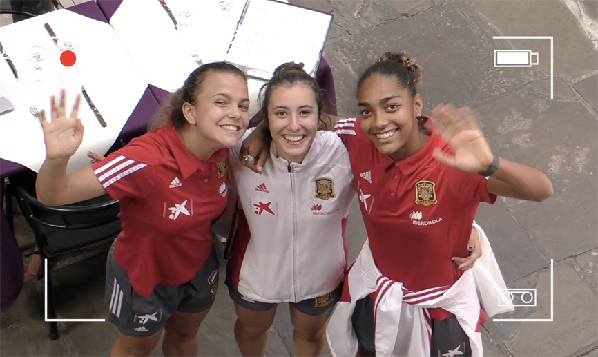 Leire Peña, Isabel Pala e María Isabel Okoye saludando a cámara