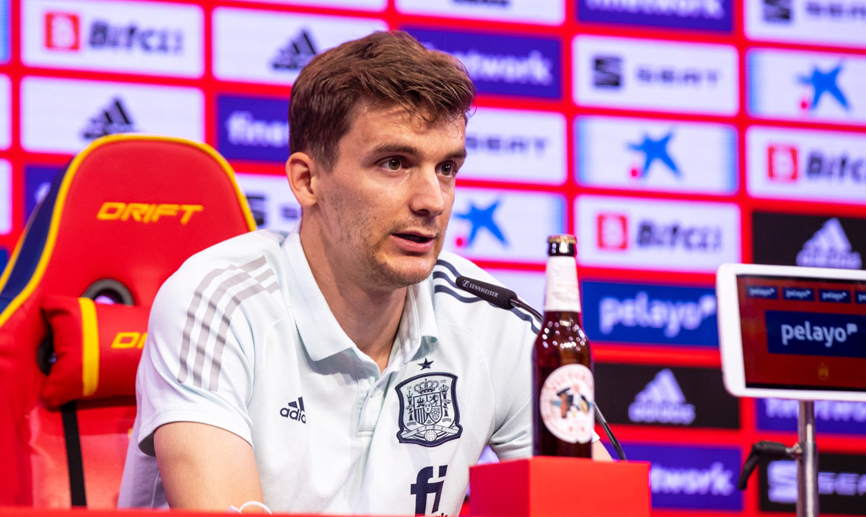 Diego Llorente durante la rueda de prensa en el Media Center de la Ciudad del Fútbol