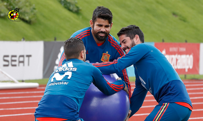 Diego Costa, Isco y Koke ríen en el entrenamiento de la Selección 