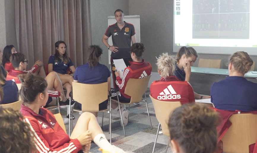 Javier López Vallejo dirige la dinámica de grupo de la Selección femenina