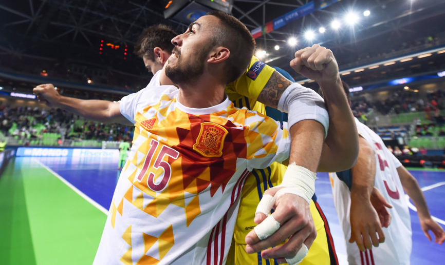 Los jugadores de la selección española celebran el pase a la gran final en Liubliana
