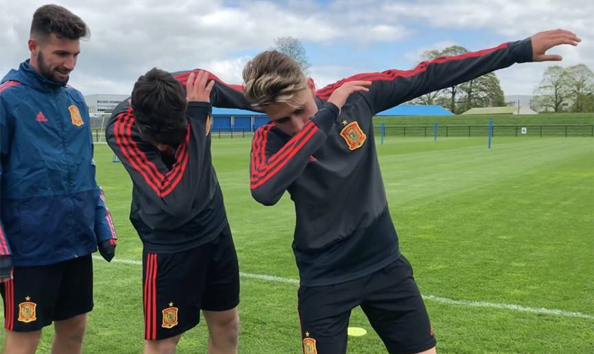 Los jugadores de la Sub-17 hacen un "Dub"