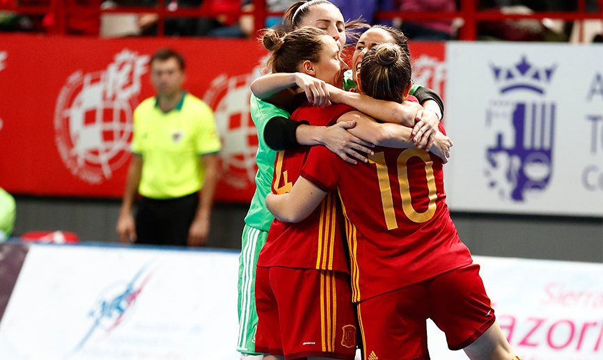 La selección española se abraza tras un gol