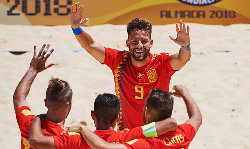 Edu Suárez celebra un gol con sus compañeros