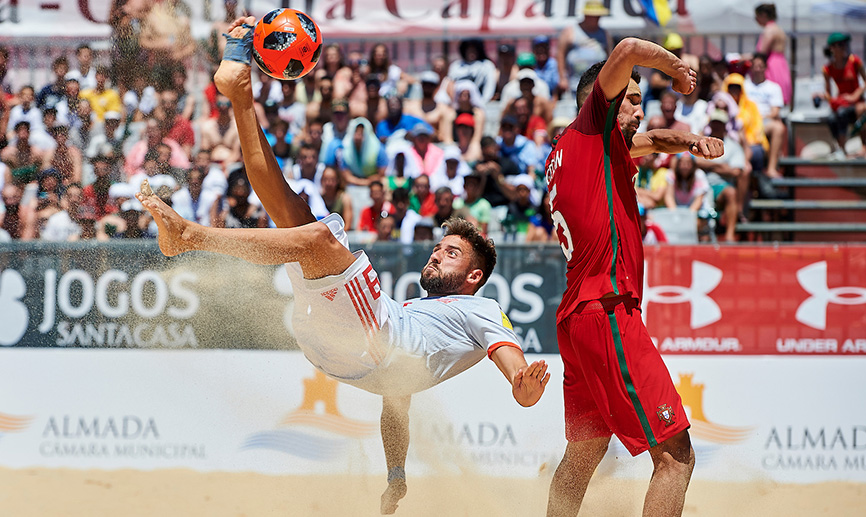 Eduard anotando un gol de chilena