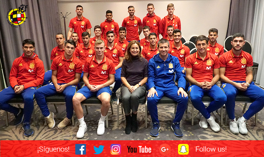 La Selección española Sub-21 se fotografía con la embajadora de España en Estonia, Dª Teresa Orjales Vidal 