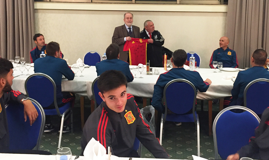 El embajador de España en Macedonia durante la cena con la Selección en Skopje