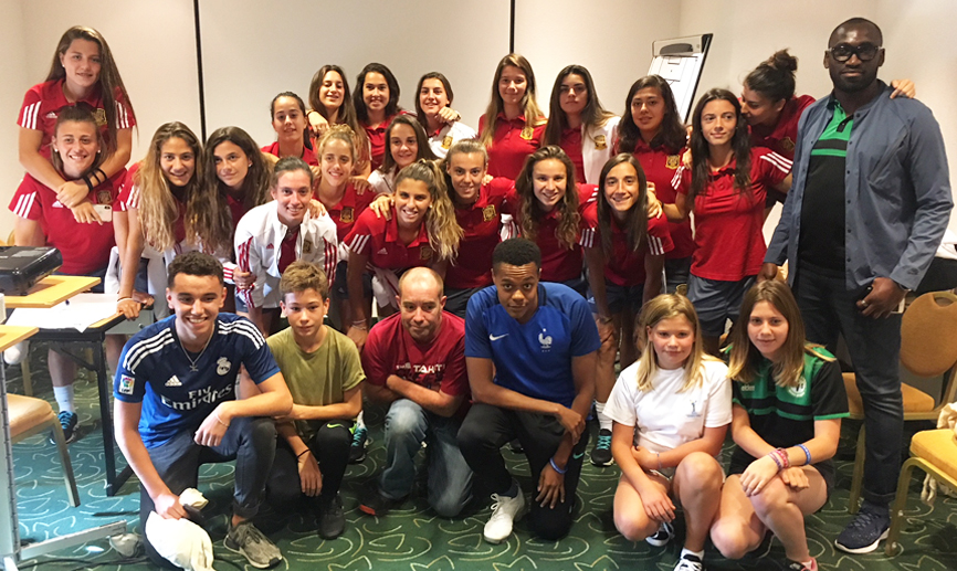 Las jugadoras de la Selección española Sub-20 celebran un encuentro con jóvenes locales