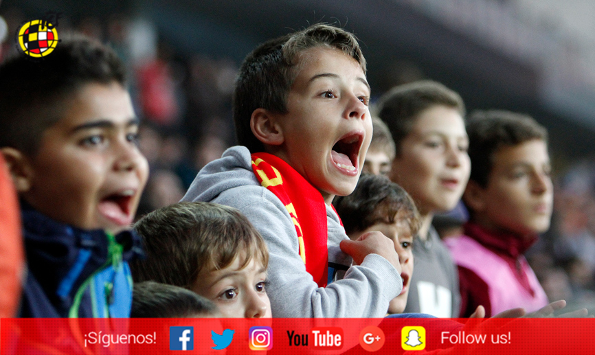 Chicos animando a la Selección española