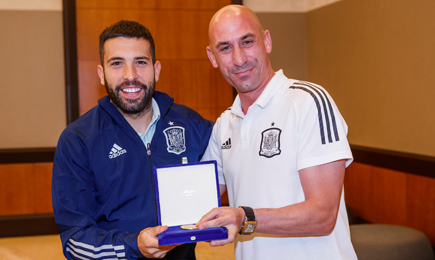 Luis Rubiales entrega una medalla de oro a Jordi Alba
