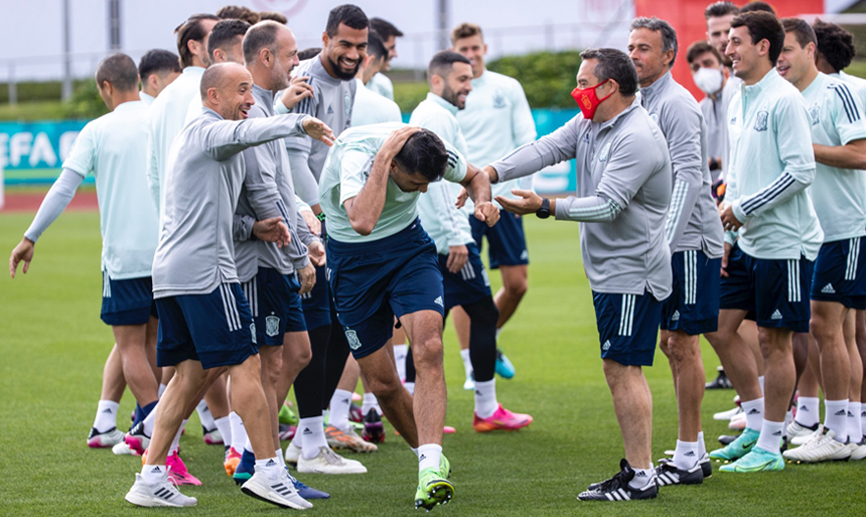 Rodri Hernández es felicitado por sus compañeros durante el entrenamiento de la Selección