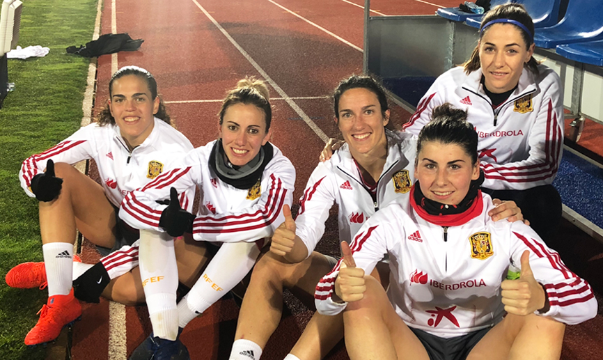 Las jugadoras de la Selección española de fútbol femenino posan al término de su entrenamiento en Las Rozas 