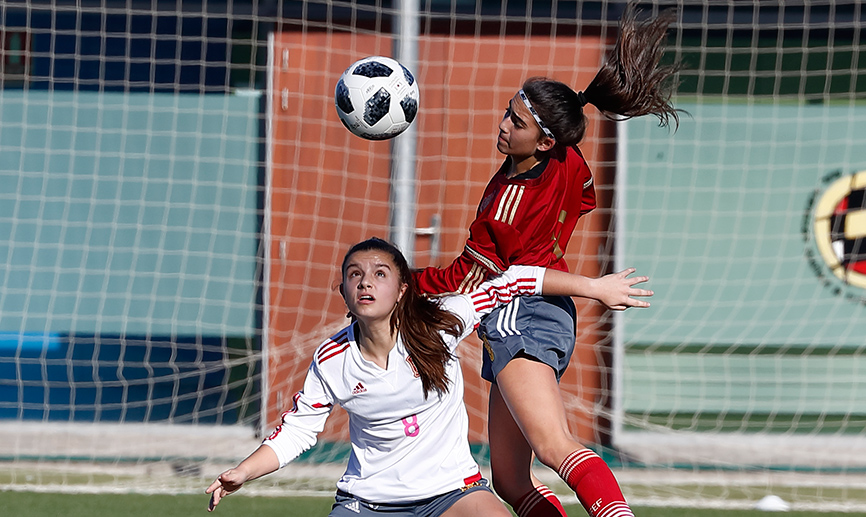 Dos jugadoras españolas pujan por un balón aéreo