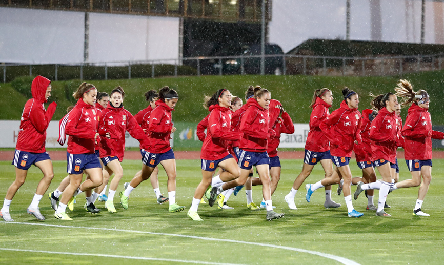 Las jugadoras de la Selección se ejercitan en Las Rozas