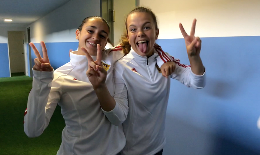 Leire y Jana saludan antes del entrenamiento oficial