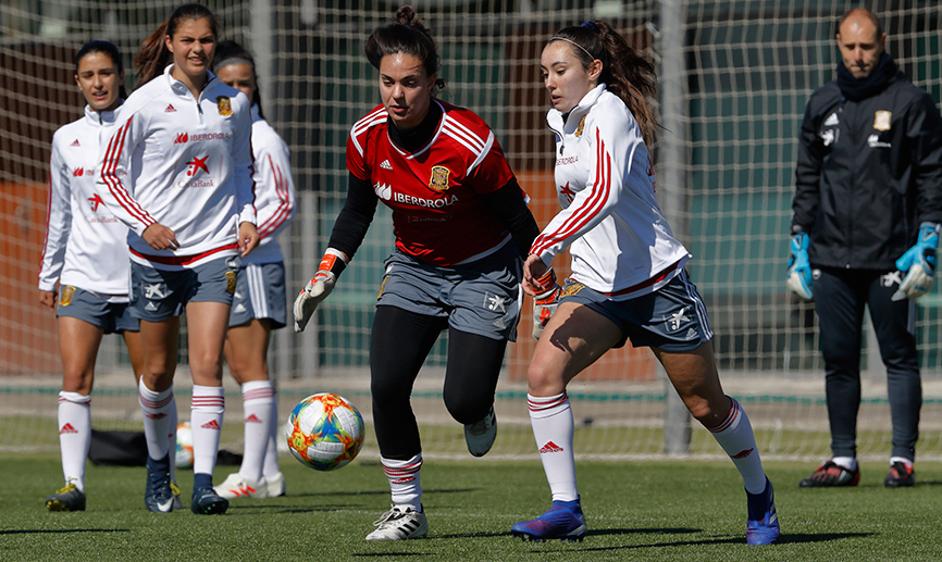 Momento del entrenamiento de la Sub-17 femenina