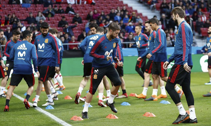 Asiste al primer entrenamiento de la selección española de fútbol