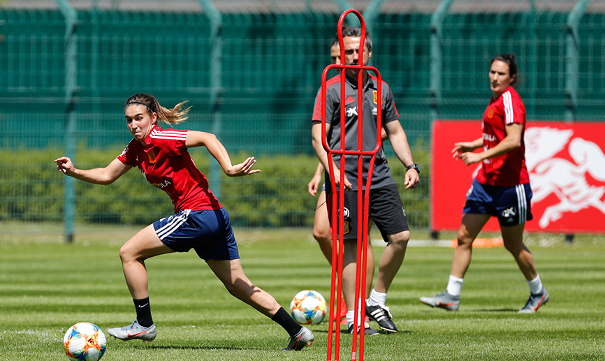 La Selección española femenina entrenando en Francia