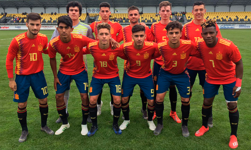 La Selección española posa antes de su encuentro frente a Ucrania