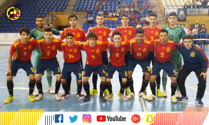 La selección española Sub-18 de fútbol sala posa en el pabellón Municipal de Benicasim antes de su encuentro frente a Rusia