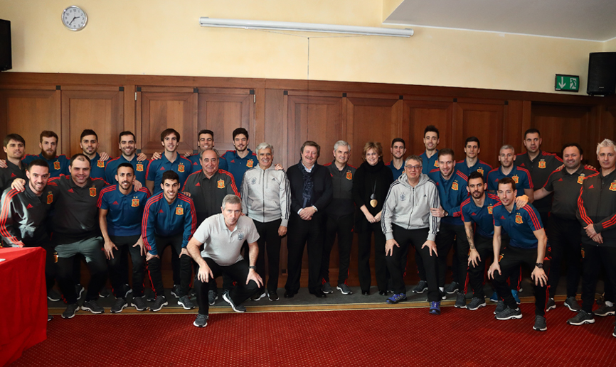 La selección española de fútbol sala recibe la visita en Liubliana de varios de los directivos de la RFEF