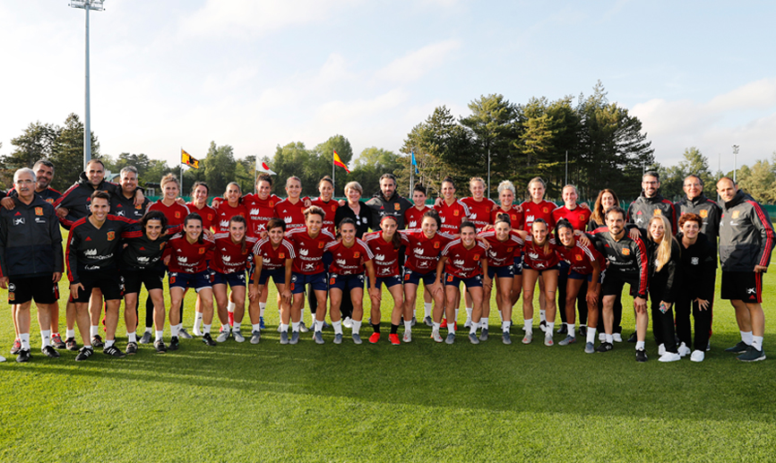 La Selección española femenina posa al término de su entrenamiento en Le Touquet