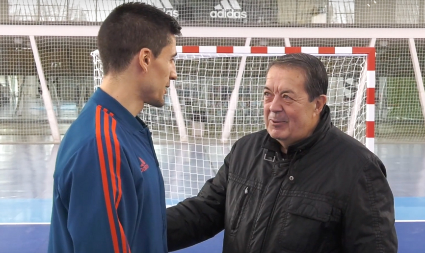 El presidente de la Federación de Fútbol de Castilla-La Mancha, Antonio Escribano, charla con el capitán de la Selección de fútbol sala, Carlos Ortiz
