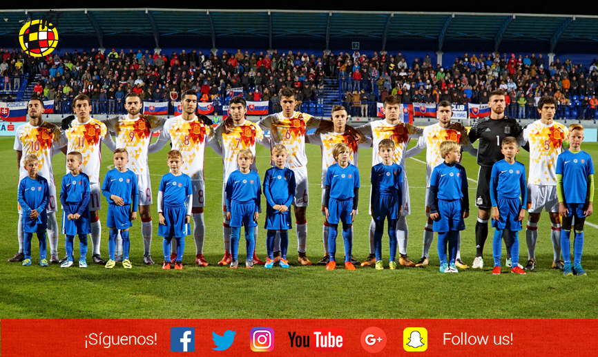 La Selección española posa antes de su último partido clasificatorio