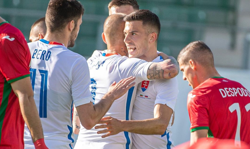 Los jugadores de Eslovaquia celebran su gol frente a Eslovaquia 