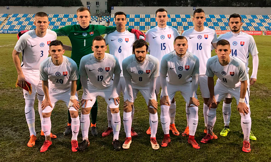 La selección Sub-21 de Eslovaquia forma antes de su encuentro contra Albania en Tirana
