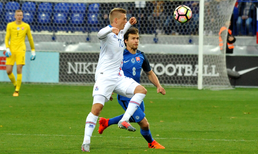 Momento del partido entre las selecciones Sub-21 de Eslovaquia e Islandia