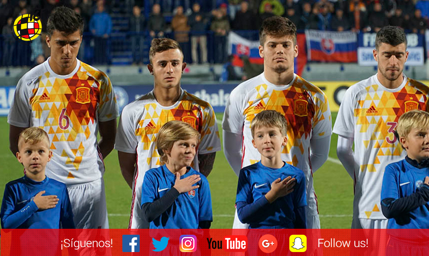 Pablo Maffeo escucha el himno junto a sus compañeros de la Selección Sub-21