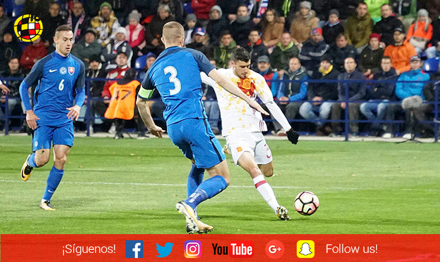 Aarón Martín intenta un remate frente a Eslovaquia