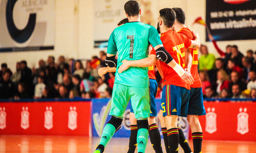 Los jugadores de la Selección española de fútbol sala celebran un tanto frente a Guatemala