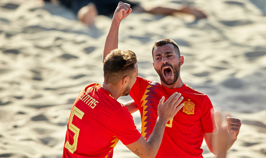 Los jugadores de la Selección española de fútbol playa celebran un tanto ante Suiza