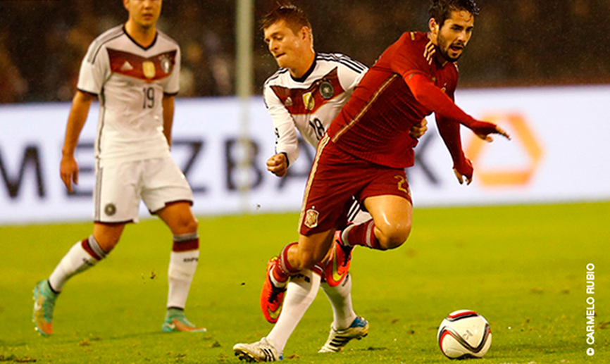 Isco Alarcón avanza ante Toni Kroos durante el último España-Alemania disputado en 2014 