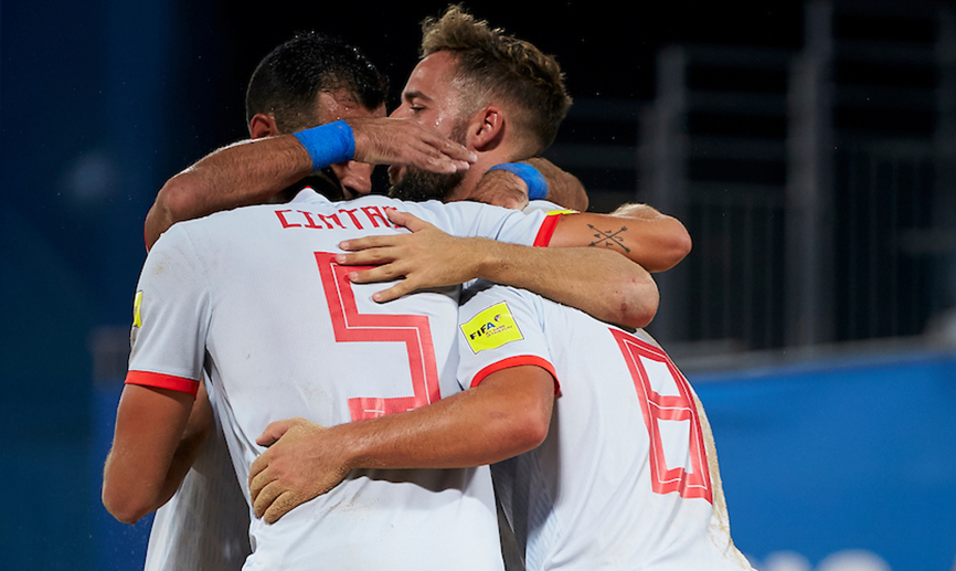 Jugadores abrazándose tras un gol